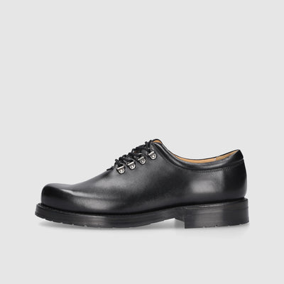 Wholecut shoes