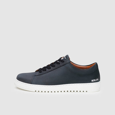 Women's sneakers in black